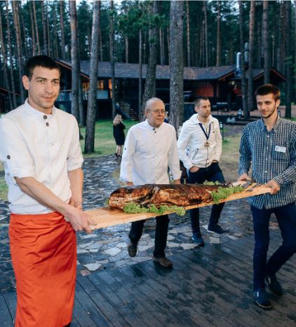 Большое блюда из толстолобика для корпоратива за городом